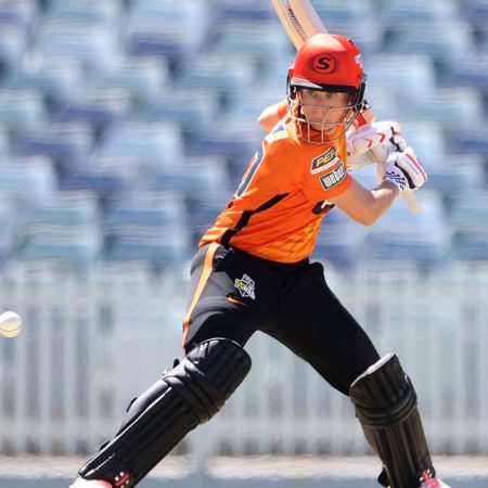 Beth Mooney plunders century, Gardner helps Sixers to third: WBBL round-up