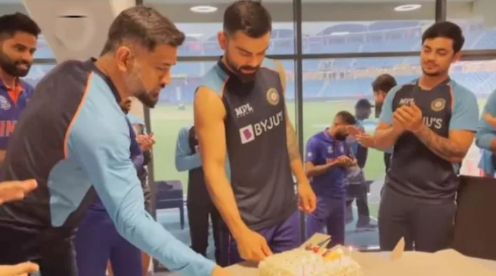 MS Dhoni Leads Virat Kohli Birthday Celebrations In Dressing Room Post India’s Win Over Scotland: Watch!