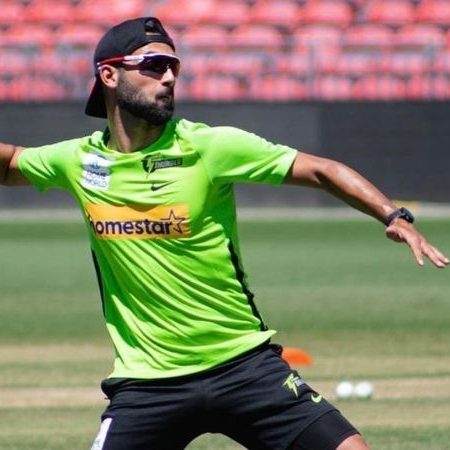 Saqib Mahmood set to make his BBL debut with Sydney Thunder against Brisbane Heat at the Gabba