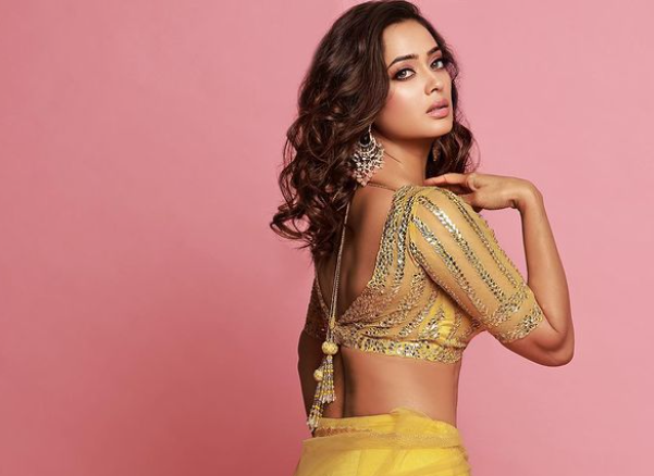Shweta Tiwari oozes oomph in yellow tulle saree and backless blouse for new pics, it costs ₹67k