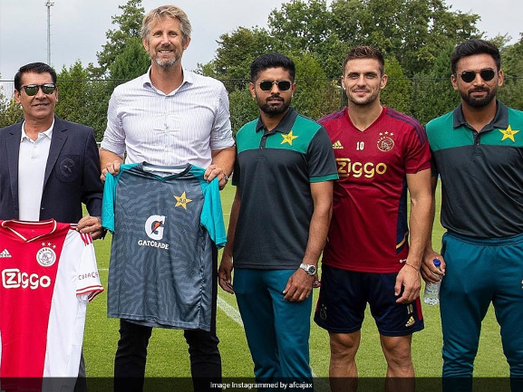 Pakistan Cricketers Meet Legendary Goalkeeper During Ajax Football Club Visit