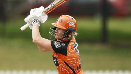In spectacular thrashing, Beth Mooney rewrites the WBBL record book.