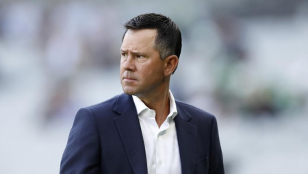 Ricky Ponting gives Travis Head and Marnus Labuschagne vital advise.