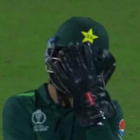 Mohammad Rizwan hides his face in despair due to Shaheen Afridi’s bad fielding.