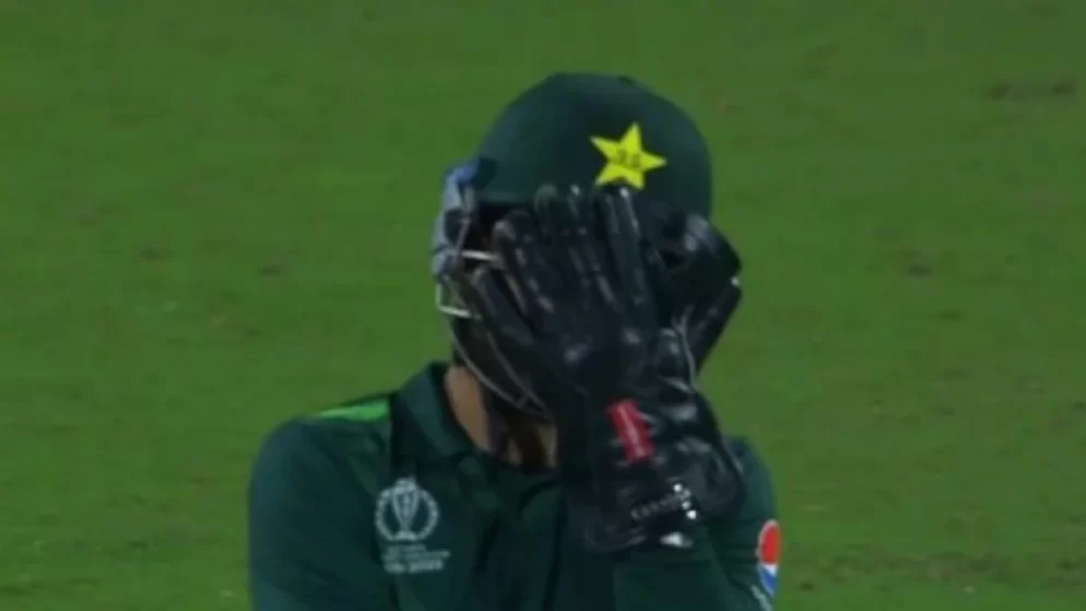 Mohammad Rizwan hides his face in despair due to Shaheen Afridi’s bad fielding.