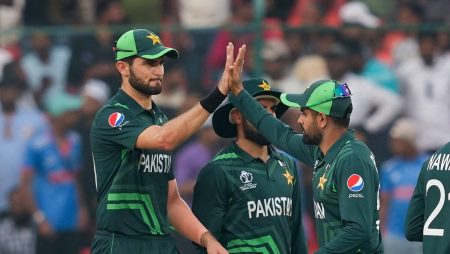 Pakistan squad welcomed with a wonderful surprise on the flight