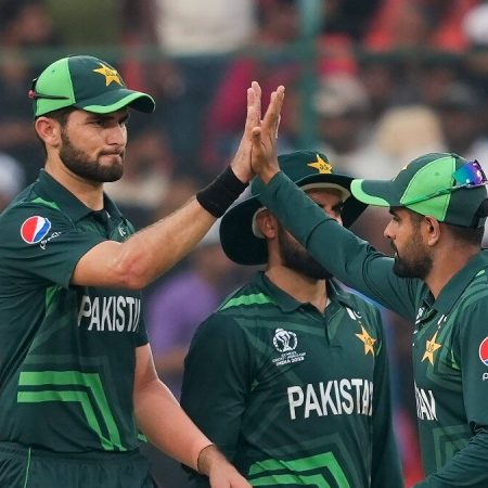 Pakistan squad welcomed with a wonderful surprise on the flight