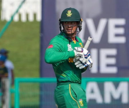 Quinton de Kock casually scoops Josh Hazlewood for a six.