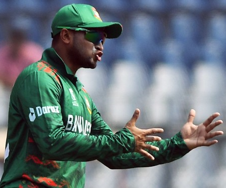 Shakib Al Hasan returns to Dhaka to train with mentor